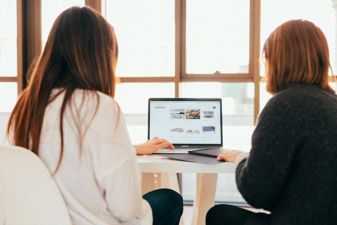 Photo Konfliktmanagement: "Konflikte am Arbeitsplatz lösen: Tipps und Tricks für eine harmonische Zusammenarbeit!"